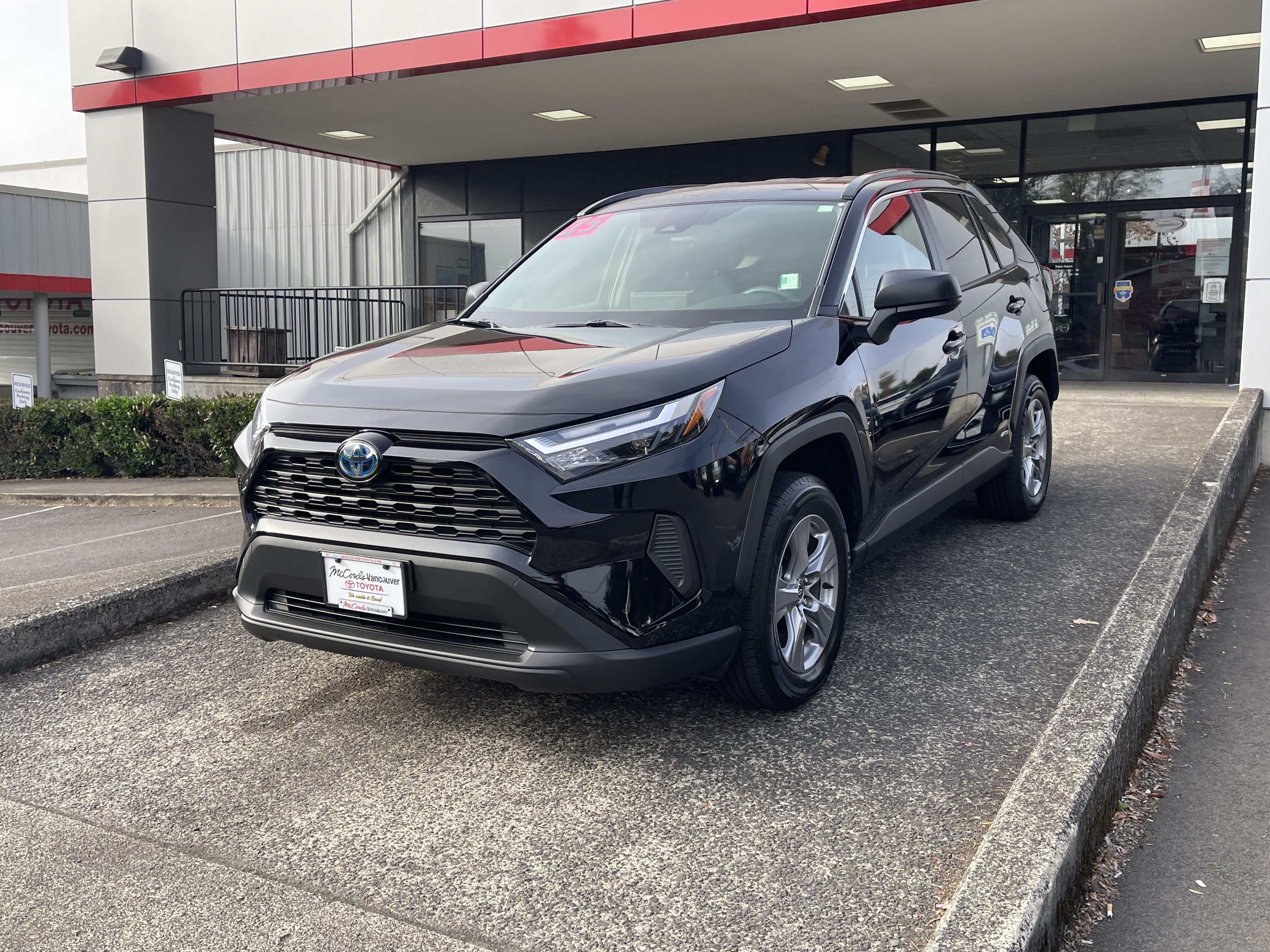 Certified 2023 Toyota RAV4 LE AWD/4WD image 3