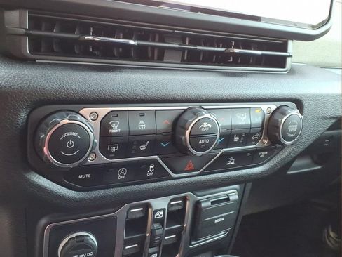 Used 2024 Jeep Gladiator Sport AWD/4WD image 7