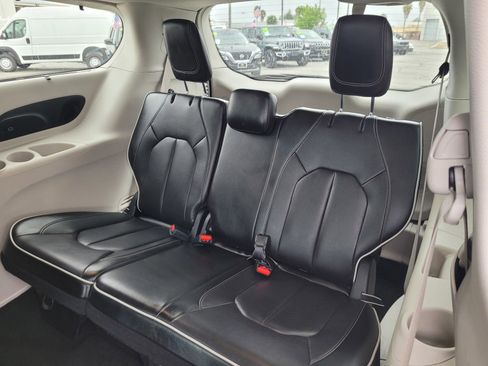 Used 2024 Chrysler Pacifica Limited FWD image 12