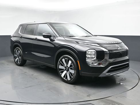 New 2026 Mitsubishi Outlander LE image 2