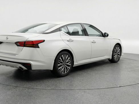 Used 2025 Nissan Altima 2.5 SV image 9