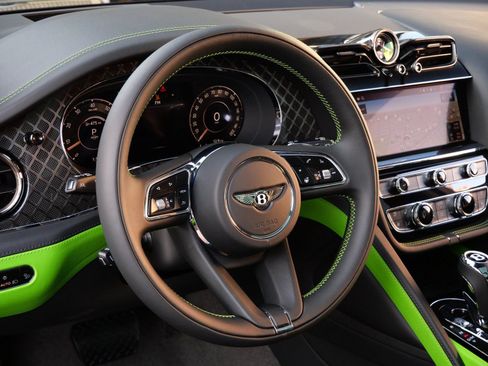 Used 2025 Bentley Bentayga AWD/4WD image 14