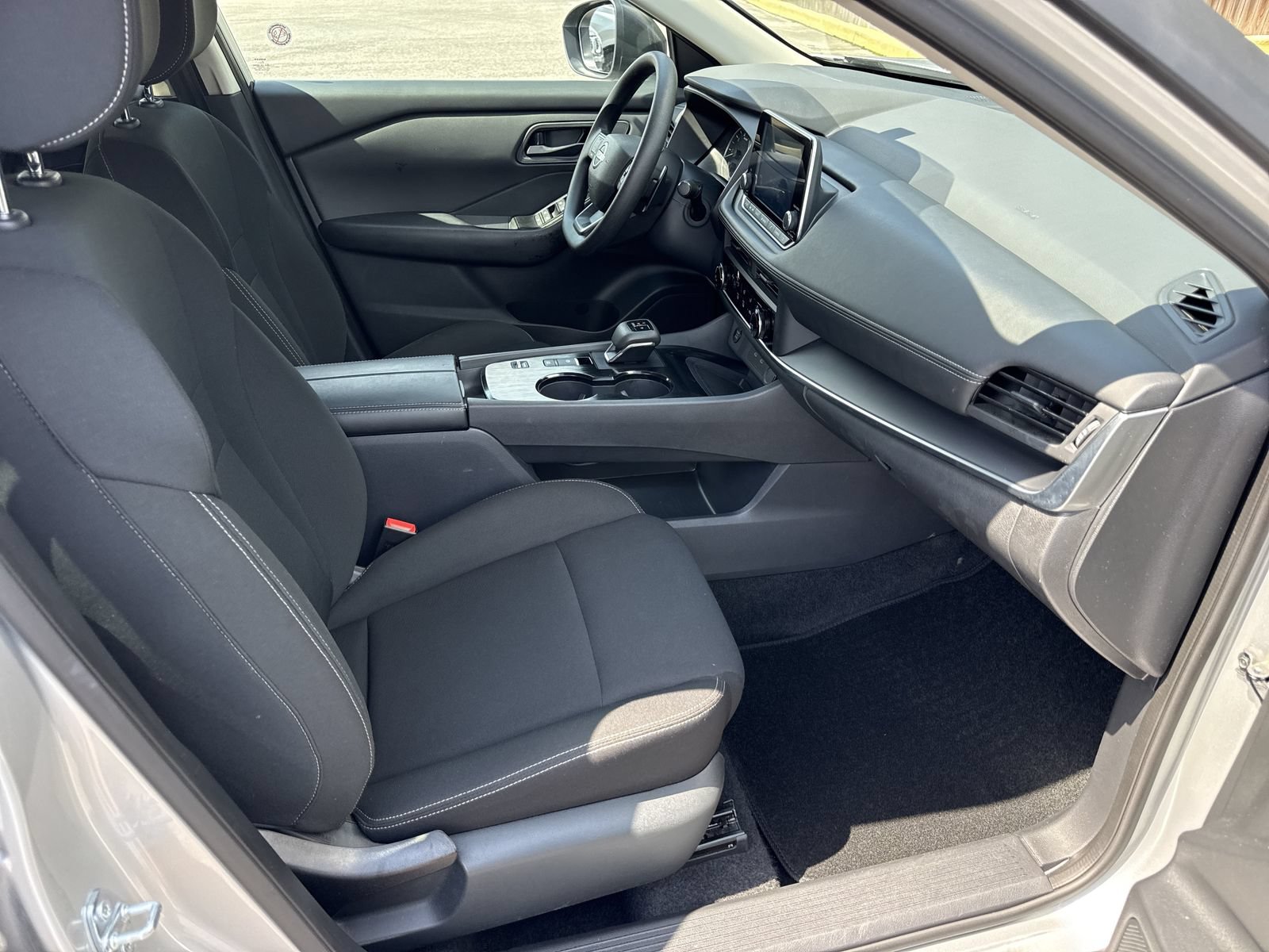 Used 2025 Nissan Rogue S FWD image 29