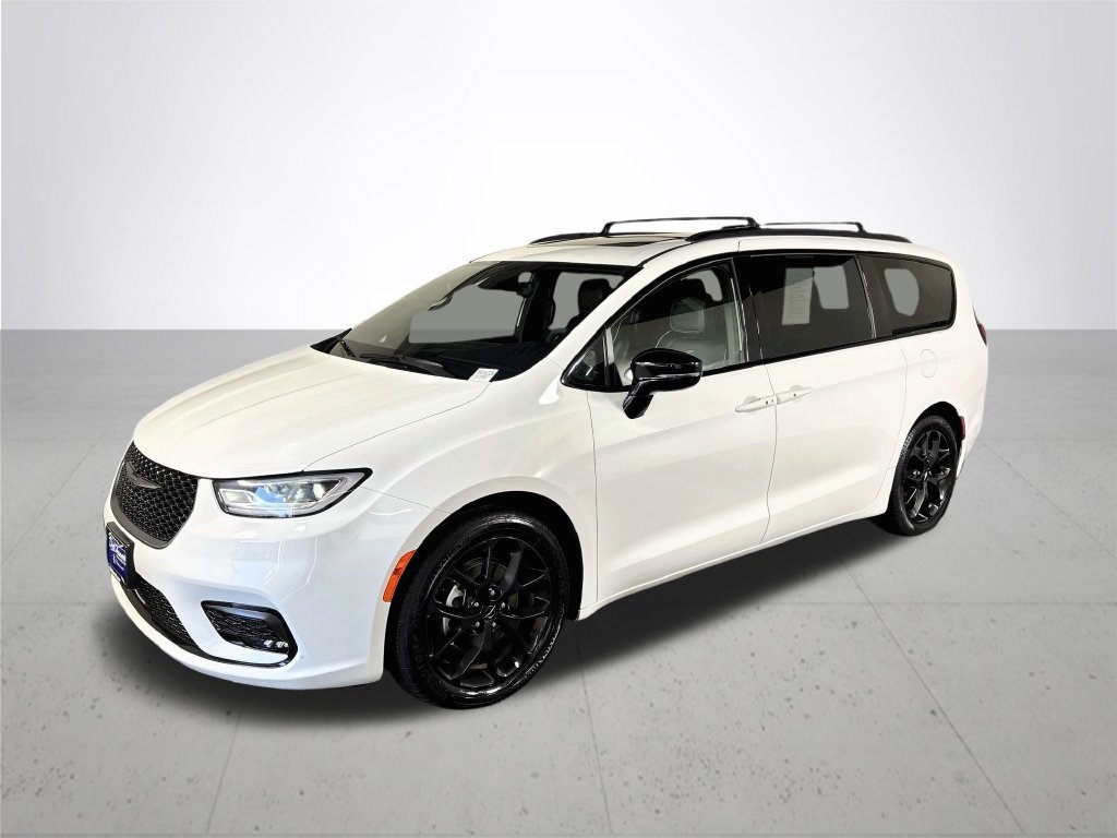 Certified 2025 Chrysler Pacifica Limited FWD image 2