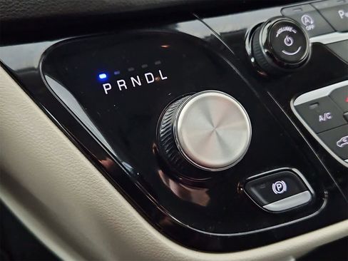 Used 2024 Chrysler Pacifica Touring-L image 32