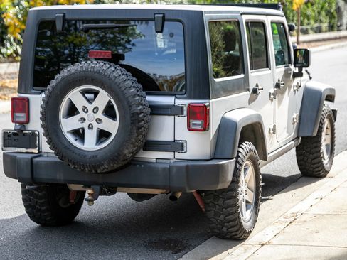 Used 2012 Jeep Wrangler Unlimited Rubicon w/ Connectivity Group image 4