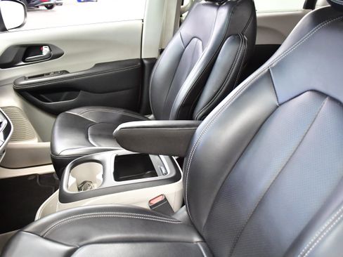 Used 2023 Chrysler Pacifica Touring-L FWD image 11