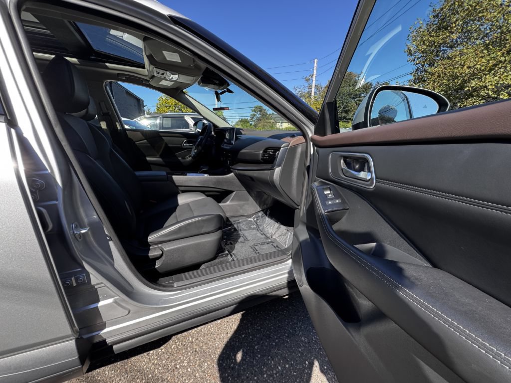 Used 2021 Nissan Rogue SV w/ Premium Package AWD/4WD image 16