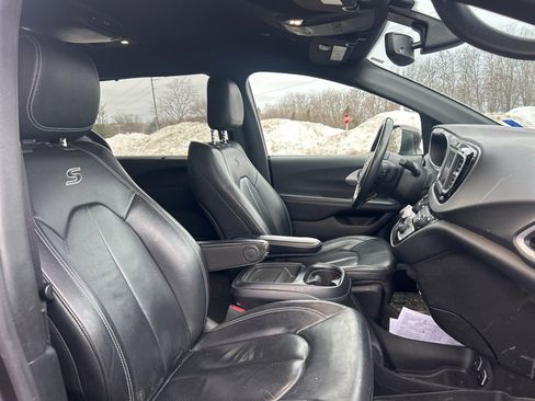 Used 2020 Chrysler Pacifica Touring-L image 8