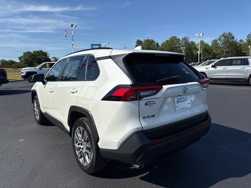 Used 2022 Toyota RAV4 XLE Premium image 5