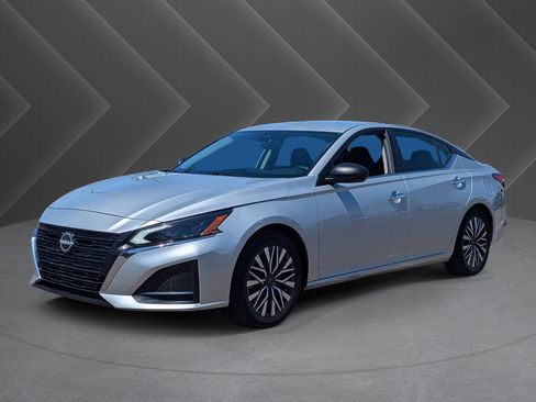 Used 2024 Nissan Altima 2.5 SV FWD image 32