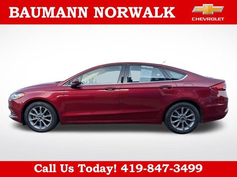 Used 2017 Ford Fusion SE w/ Fusion SE Technology Package FWD image 4