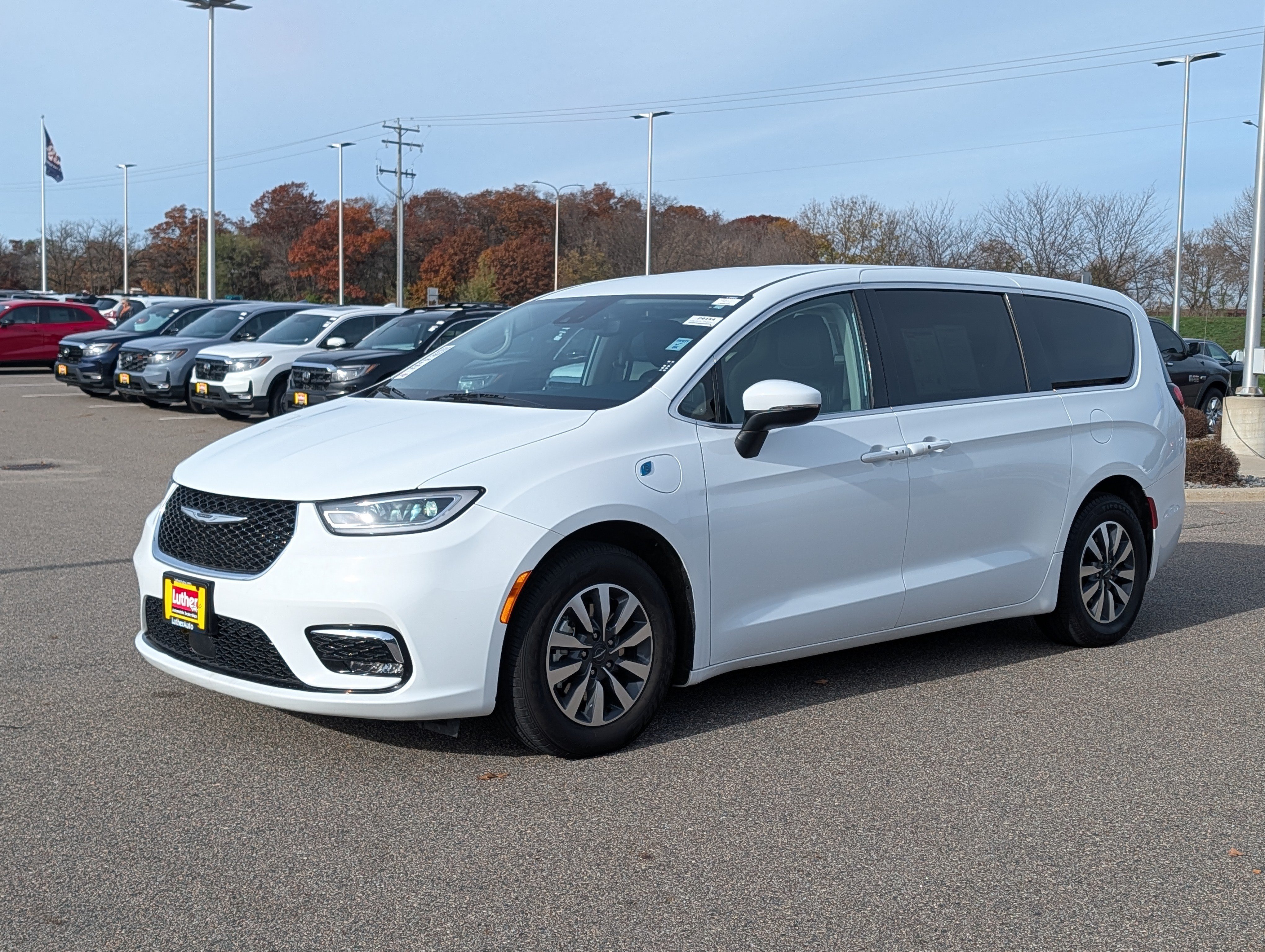 Used 2023 Chrysler Pacifica Touring-L FWD image 3