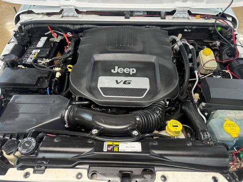 Used 2016 Jeep Wrangler Unlimited Rubicon w/ Connectivity Group AWD/4WD image 40
