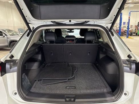 Certified 2025 Volkswagen Tiguan SE image 15