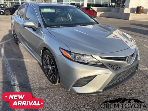 Used 2020 Toyota Camry SE image 1