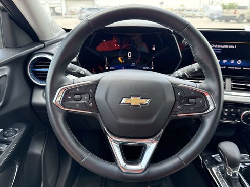 Used 2025 Chevrolet Trax LT w/ LT Convenience Package FWD image 11