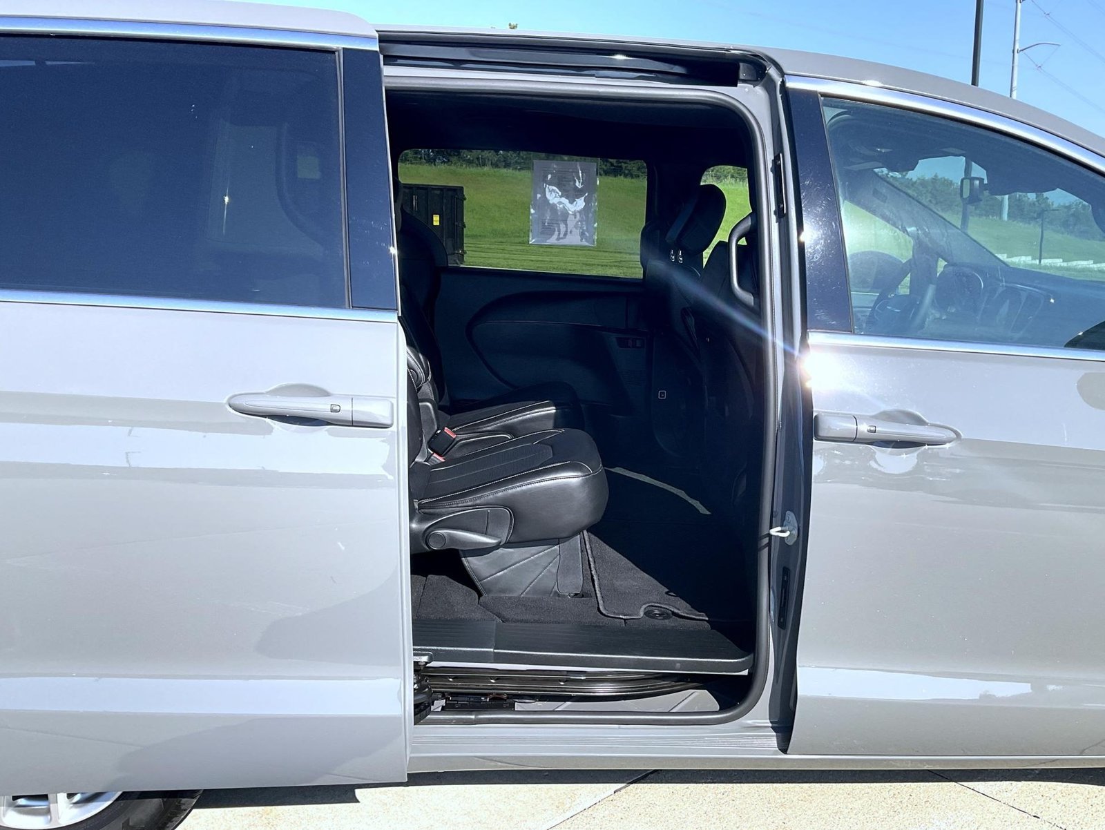 Used 2025 Chrysler Pacifica Select FWD image 23