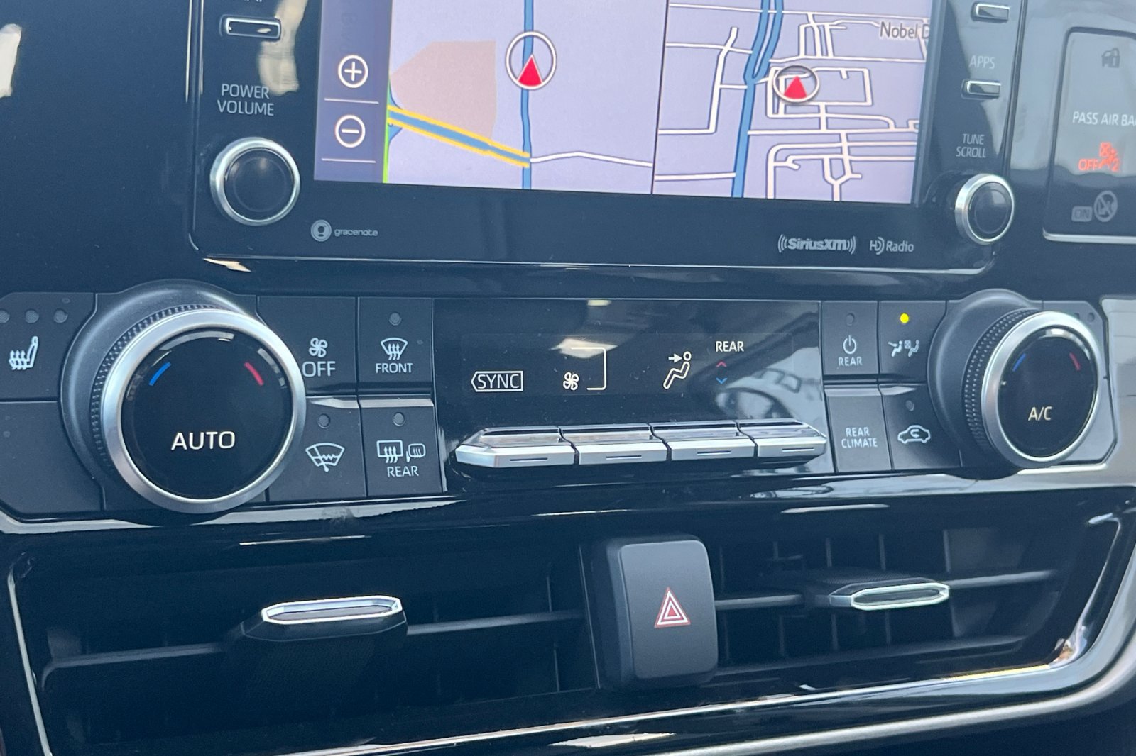 Used 2021 Toyota Highlander XLE FWD image 21