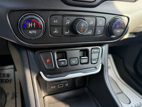 Used 2021 GMC Terrain SLT w/ Infotainment Package II image 35