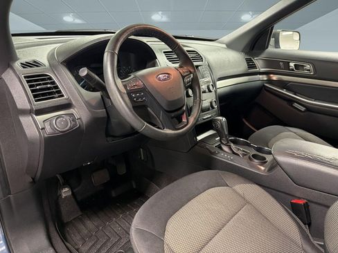 Used 2018 Ford Explorer XLT FWD image 4