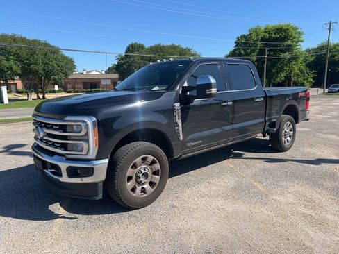 Used 2023 Ford F250 Lariat w/ Lariat Ultimate Package AWD/4WD image 2