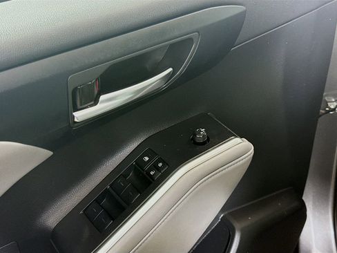 Used 2023 Toyota Highlander XLE AWD/4WD image 18