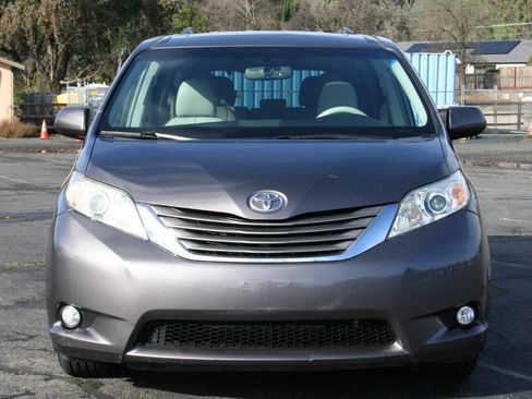 Used 2014 Toyota Sienna XLE image 3