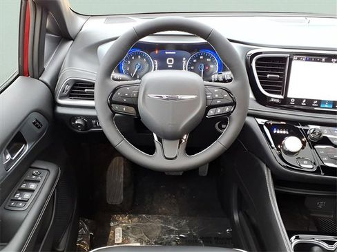New 2026 Chrysler Pacifica Limited image 12