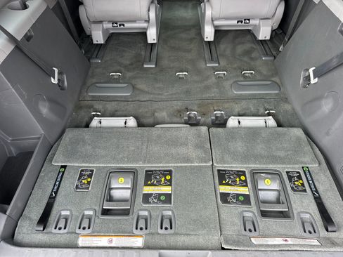 Used 2017 Toyota Sienna XLE image 17