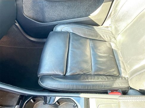 Used 2023 Volvo XC40 B5 Plus image 22