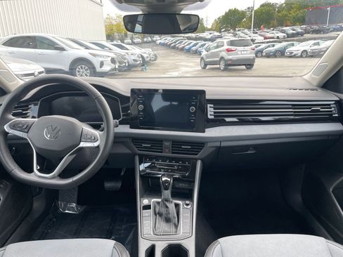 Used 2025 Volkswagen Jetta SE image 33