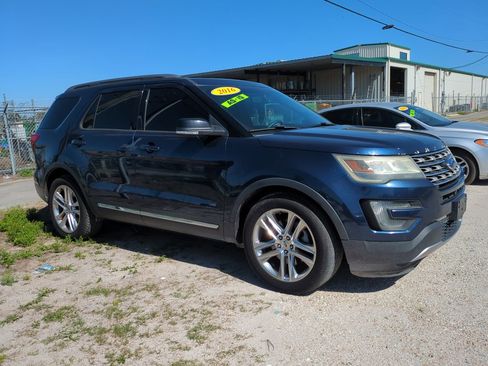 Used 2016 Ford Explorer XLT w/ Equipment Group 202A image 2