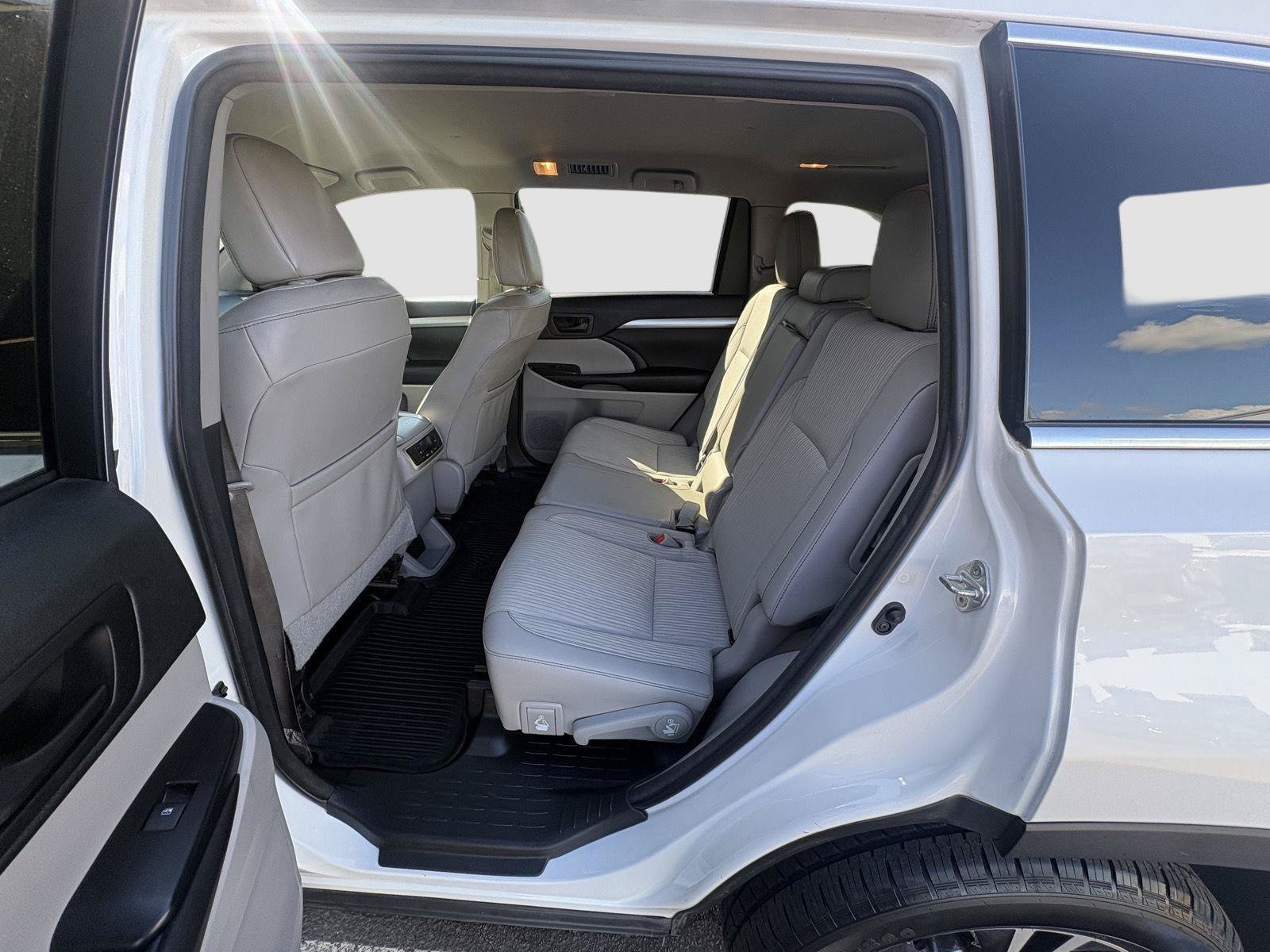 Used 2018 Toyota Highlander Plus AWD/4WD image 25