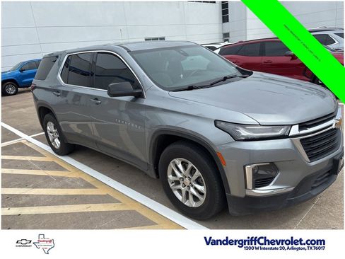 Used 2023 Chevrolet Traverse LS FWD image 2