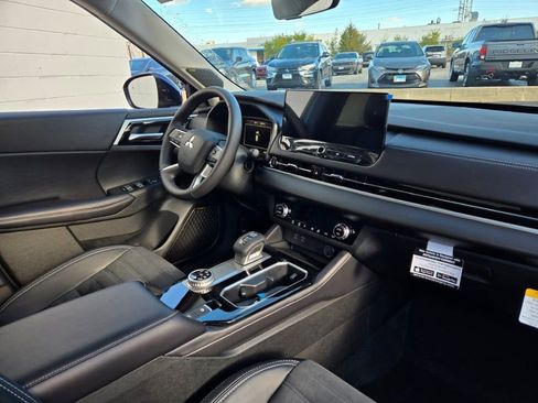 New 2025 Mitsubishi Outlander SE image 5
