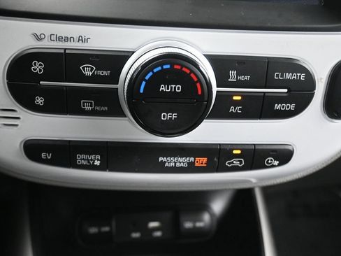 Used 2016 Kia Soul EV + FWD image 19