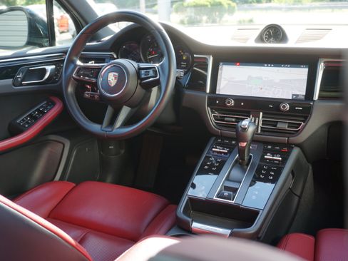 Certified 2024 Porsche Macan AWD/4WD image 26
