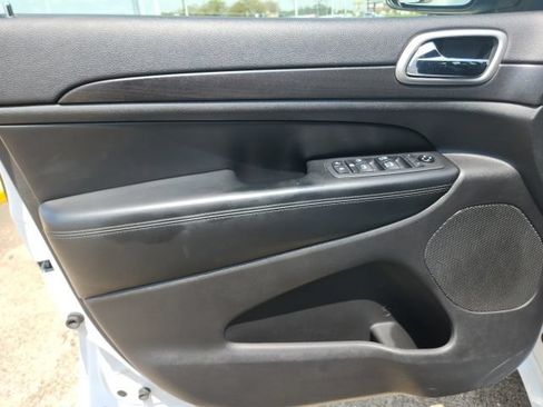 Used 2018 Jeep Grand Cherokee Altitude RWD image 28