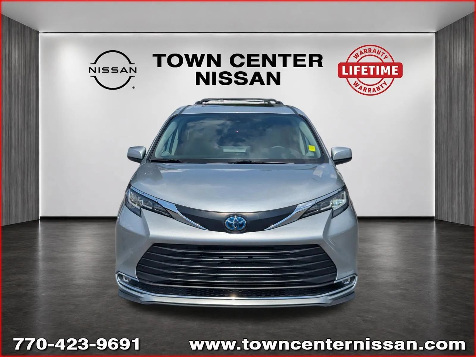 Used 2022 Toyota Sienna XLE FWD image 2