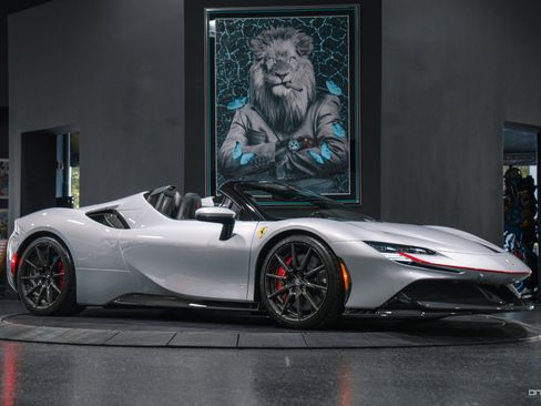 Used 2022 Ferrari SF90 Spider image 5
