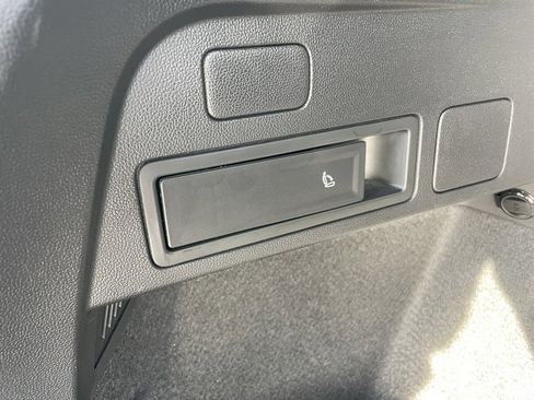 Used 2024 Volkswagen Tiguan SE image 35