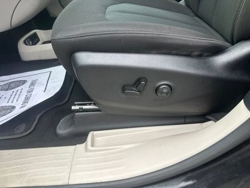 Used 2023 Chrysler Voyager LX FWD image 17