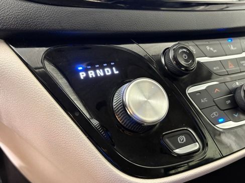 Used 2023 Chrysler Pacifica Touring-L FWD image 29