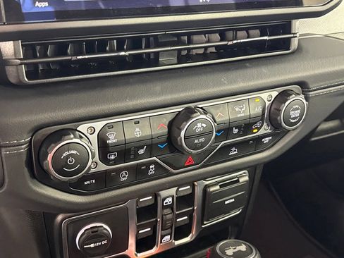 Certified 2025 Jeep Wrangler Unlimited Sahara AWD/4WD image 28