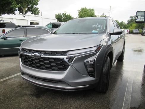 Used 2025 Chevrolet Trax LT w/ Sunroof Package FWD image 2