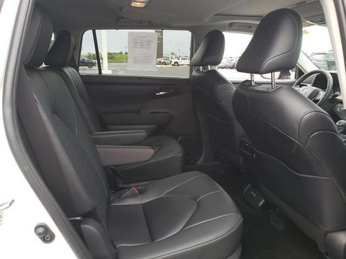 Used 2024 Toyota Highlander XLE AWD/4WD image 18