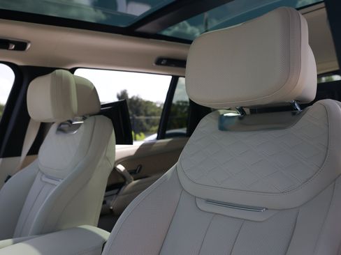 Used 2025 Land Rover Range Rover SV AWD/4WD image 17