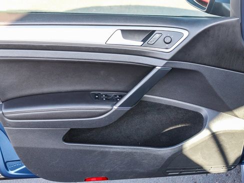 Used 2015 Volkswagen Golf S image 21