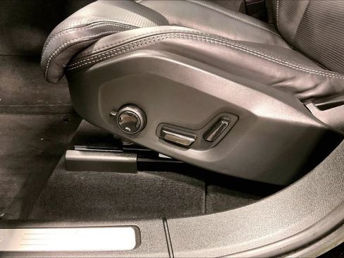 Certified 2023 Volvo XC60 B6 Ultimate w/ Protection Package Premier AWD/4WD image 19